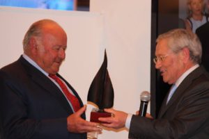 Fernando Ónega entrega el símbolo de Embajador a Álvaro Domecq.